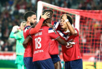 Bek timnas Indonesia, Calvin Verdonk (kiri), merayakan gol Dilane Bakwa (nomor 18) ke gawang Paris Saint-Germain. Hasil LIlle vs PSG merupakan laga lanjutan Liga Perancis yang berakhir 2-2 di Stade Pierre-Mauroy pada Sabtu (29/8/2026) dini hari WIB.(AFP/SAMEER AL-DOUMY)

