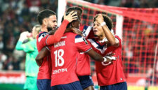 Bek timnas Indonesia, Calvin Verdonk (kiri), merayakan gol Dilane Bakwa (nomor 18) ke gawang Paris Saint-Germain. Hasil LIlle vs PSG merupakan laga lanjutan Liga Perancis yang berakhir 2-2 di Stade Pierre-Mauroy pada Sabtu (29/8/2026) dini hari WIB.(AFP/SAMEER AL-DOUMY)
