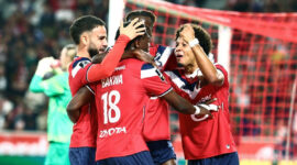 Bek timnas Indonesia, Calvin Verdonk (kiri), merayakan gol Dilane Bakwa (nomor 18) ke gawang Paris Saint-Germain. Hasil LIlle vs PSG merupakan laga lanjutan Liga Perancis yang berakhir 2-2 di Stade Pierre-Mauroy pada Sabtu (29/8/2026) dini hari WIB.(AFP/SAMEER AL-DOUMY)
