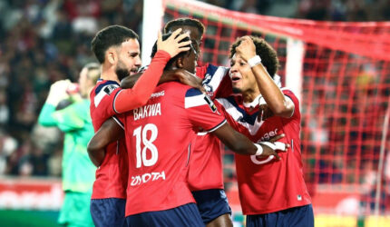 Bek timnas Indonesia, Calvin Verdonk (kiri), merayakan gol Dilane Bakwa (nomor 18) ke gawang Paris Saint-Germain. Hasil LIlle vs PSG merupakan laga lanjutan Liga Perancis yang berakhir 2-2 di Stade Pierre-Mauroy pada Sabtu (29/8/2026) dini hari WIB.(AFP/SAMEER AL-DOUMY)