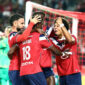 Bek timnas Indonesia, Calvin Verdonk (kiri), merayakan gol Dilane Bakwa (nomor 18) ke gawang Paris Saint-Germain. Hasil LIlle vs PSG merupakan laga lanjutan Liga Perancis yang berakhir 2-2 di Stade Pierre-Mauroy pada Sabtu (29/8/2026) dini hari WIB.(AFP/SAMEER AL-DOUMY)
