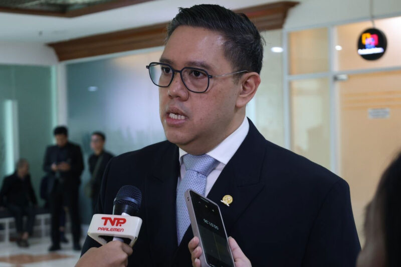 Wakil Ketua Komisi I DPR RI Dave Laksono menyatakan dukungannya terhadap rencana Presiden Prabowo Subianto untuk menjual kapal perang KRI Ki Hajar Dewantara-364.(dpr.go.id/Alma/Karisma)
