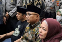 Istri mantan Menteri Agama Yaqut Cholil Qoumas, Eny Retno, mendampingi suaminya menjelang sidang perdana perkara dugaan korupsi kuota haji di Pengadilan Tipikor Jakarta Pusat, Selasa (11/8/2026). Eny meminta doa dan dukungan agar proses persidangan berjalan adil, transparan, dan lancar.(KOMPAS.com/Fristin Intan Sulistyowati )