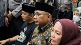 Istri mantan Menteri Agama Yaqut Cholil Qoumas, Eny Retno, mendampingi suaminya menjelang sidang perdana perkara dugaan korupsi kuota haji di Pengadilan Tipikor Jakarta Pusat, Selasa (11/8/2026). Eny meminta doa dan dukungan agar proses persidangan berjalan adil, transparan, dan lancar.(KOMPAS.com/Fristin Intan Sulistyowati )
