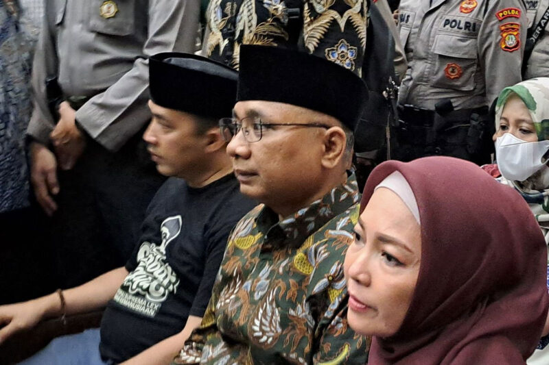 Istri mantan Menteri Agama Yaqut Cholil Qoumas, Eny Retno, mendampingi suaminya menjelang sidang perdana perkara dugaan korupsi kuota haji di Pengadilan Tipikor Jakarta Pusat, Selasa (11/8/2026). Eny meminta doa dan dukungan agar proses persidangan berjalan adil, transparan, dan lancar.(KOMPAS.com/Fristin Intan Sulistyowati )