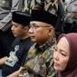 Istri mantan Menteri Agama Yaqut Cholil Qoumas, Eny Retno, mendampingi suaminya menjelang sidang perdana perkara dugaan korupsi kuota haji di Pengadilan Tipikor Jakarta Pusat, Selasa (11/8/2026). Eny meminta doa dan dukungan agar proses persidangan berjalan adil, transparan, dan lancar.(KOMPAS.com/Fristin Intan Sulistyowati )