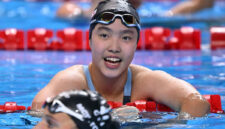 Perenang China, Yu Zidi, saat tampil di semifinal gaya kupu-kupu putri 200 meter Kejuaraan Akuatik Dunia di Singapura, 30 Juli 2025.(AFP/OLI SCARFF)