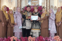Nurul dan Fares terima kado besti dari Discukcapil Kota Sungai Penuh. (Dok. Meri)