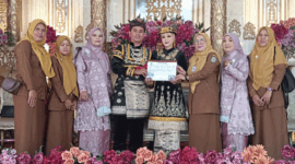 Nurul dan Fares terima kado besti dari Discukcapil Kota Sungai Penuh. (Dok. Meri)