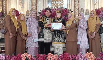 Nurul dan Fares terima kado besti dari Discukcapil Kota Sungai Penuh. (Dok. Meri)