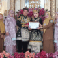 Nurul dan Fares terima kado besti dari Discukcapil Kota Sungai Penuh. (Dok. Meri)
