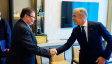 Menteri Koordinator (Menko) Bidang Perekonomian Airlangga Hartarto berjabat tangan dengan Perdana Menteri (PM) Kanada Mark Carney di sela Canada Investment Summit, Toronto, Kanada.(Dok. Kemenko Perekonomian)
