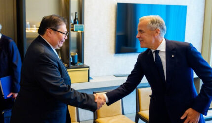 Menteri Koordinator (Menko) Bidang Perekonomian Airlangga Hartarto berjabat tangan dengan Perdana Menteri (PM) Kanada Mark Carney di sela Canada Investment Summit, Toronto, Kanada.(Dok. Kemenko Perekonomian)