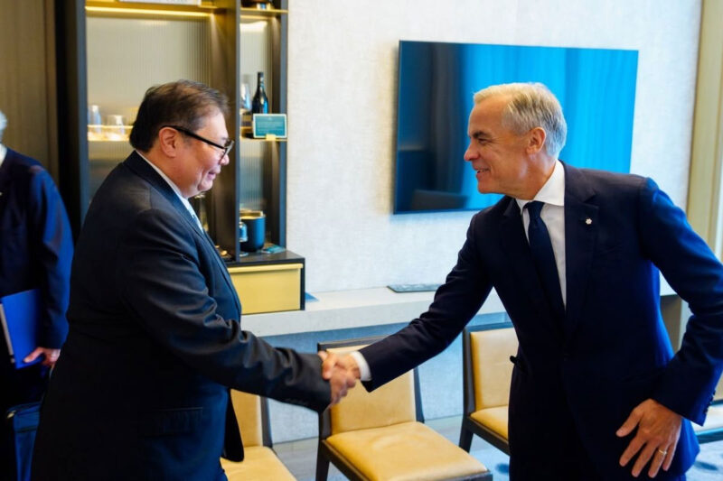 Menteri Koordinator (Menko) Bidang Perekonomian Airlangga Hartarto berjabat tangan dengan Perdana Menteri (PM) Kanada Mark Carney di sela Canada Investment Summit, Toronto, Kanada.(Dok. Kemenko Perekonomian)

