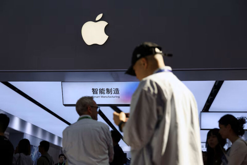 Ilustrasi Apple di China.(Reuters/ Florence Lo)
