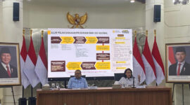 Kepala Badan Komunikasi Pemerintah (Bakom) RI Muhammad Qodari (kiri) menjelaskan program unggulan di sektor kelautan dan perikanan dalam konferensi pers di Kantor Bakom, Kompleks Istana Kepresidenan, Jakarta Pusat, Rabu (2/9/2026). (KOMPAS.com/FIKA NURUL ULYA)