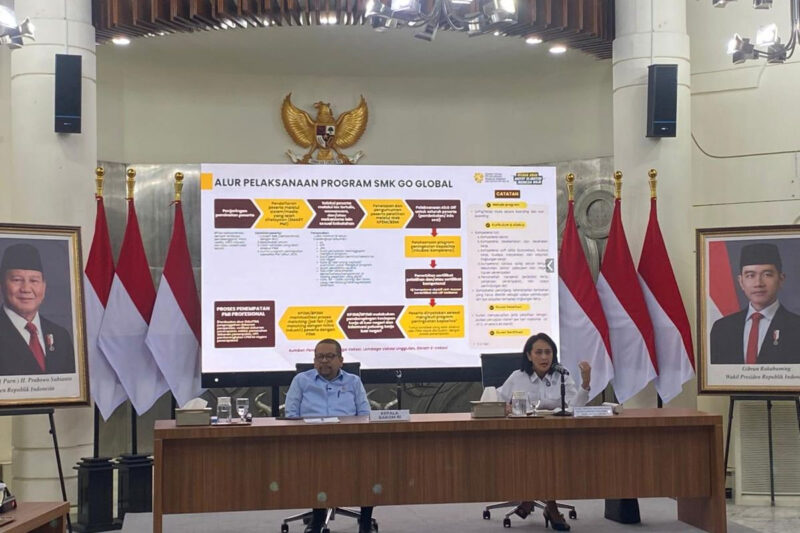 Kepala Badan Komunikasi Pemerintah (Bakom) RI Muhammad Qodari (kiri) menjelaskan program unggulan di sektor kelautan dan perikanan dalam konferensi pers di Kantor Bakom, Kompleks Istana Kepresidenan, Jakarta Pusat, Rabu (2/9/2026). (KOMPAS.com/FIKA NURUL ULYA)
