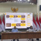 Kepala Badan Komunikasi Pemerintah (Bakom) RI Muhammad Qodari (kiri) menjelaskan program unggulan di sektor kelautan dan perikanan dalam konferensi pers di Kantor Bakom, Kompleks Istana Kepresidenan, Jakarta Pusat, Rabu (2/9/2026). (KOMPAS.com/FIKA NURUL ULYA)