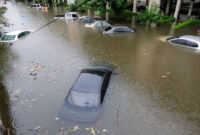 Banjir merendam mobil-mobil di salah satu ruas jalan Bangkok, Thailand, Sabtu (26/9/2026). Banjir Bangkok terjadi setelah ibu kota Thailand itu diguyur hujan deras selama hampir dua hari beruntun.(THAI NEWS PIX/SAROT MEKSOPHAWANNAKUL via AFP)
