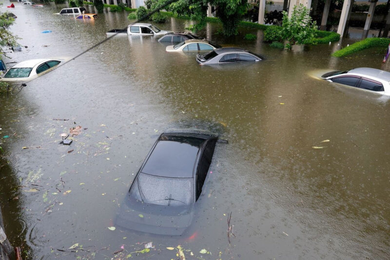 Banjir merendam mobil-mobil di salah satu ruas jalan Bangkok, Thailand, Sabtu (26/9/2026). Banjir Bangkok terjadi setelah ibu kota Thailand itu diguyur hujan deras selama hampir dua hari beruntun.(THAI NEWS PIX/SAROT MEKSOPHAWANNAKUL via AFP)
