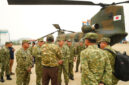 Menteri Pertahanan Republik Indonesia Sjafrie Sjamsoeddin meninjau langsung kapal Japan Maritime Self-Defense Force (JMSDF) JS Kunisaki yang membawa tiga helikopter CH-47 Chinook untuk mendukung penanganan kebakaran hutan dan lahan (karhutla) di Kalimantan Barat, Selasa (15/9/2026).(DOK KEMENHAN)
