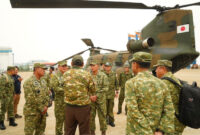 Menteri Pertahanan Republik Indonesia Sjafrie Sjamsoeddin meninjau langsung kapal Japan Maritime Self-Defense Force (JMSDF) JS Kunisaki yang membawa tiga helikopter CH-47 Chinook untuk mendukung penanganan kebakaran hutan dan lahan (karhutla) di Kalimantan Barat, Selasa (15/9/2026).(DOK KEMENHAN)
