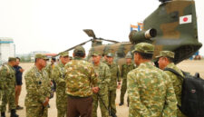 Menteri Pertahanan Republik Indonesia Sjafrie Sjamsoeddin meninjau langsung kapal Japan Maritime Self-Defense Force (JMSDF) JS Kunisaki yang membawa tiga helikopter CH-47 Chinook untuk mendukung penanganan kebakaran hutan dan lahan (karhutla) di Kalimantan Barat, Selasa (15/9/2026).(DOK KEMENHAN)
