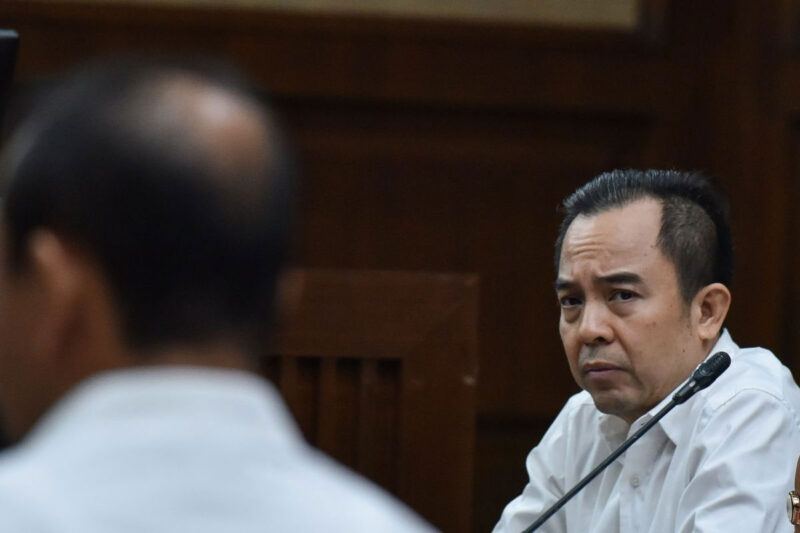 Terdakwa kasus dugaan suap di lingkungan Direktorat Jenderal Bea dan Cukai Kementerian Keuangan John Field (kanan). Pengadilan Tipikor menjadwalkan sidang pembacaan putusan terhadap bos Blueray Cargo Group, John Field, Jumat (10/7/2026), hari ini.(FAH)

