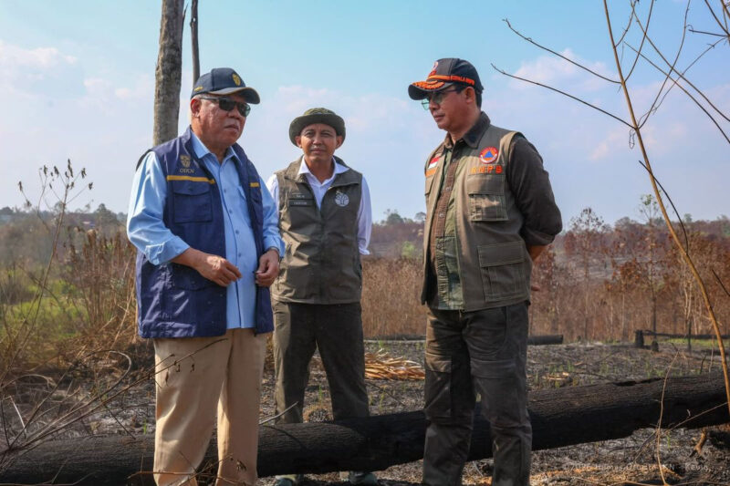 Kepala OIKN Basuki Hadimuljono bersama Menteri Kehutanan RI Raja Juli Antoni dan Kepala BNPB Suharyanto meninjau lokasi bekas karhutla di kawasan Bukit Tengkorak, Kaltim, Senin (14/9/2026).(Dok. Humas OIKN)
