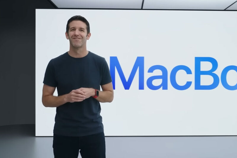 John Ternus memperkenalkan MacBook Pro dengan M1 Series.(Apple)