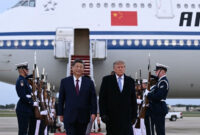 Presiden AS Donald Trump menyambut Presiden China Xi Jinping saat tiba di Pangkalan Gabungan Andrews di Maryland pada 23 September 2026. Xi melakukan kunjungan ke Amerika Serikat mulai tanggal 23 hingga 25 September.(BRENDAN SMIALOWSKI)
