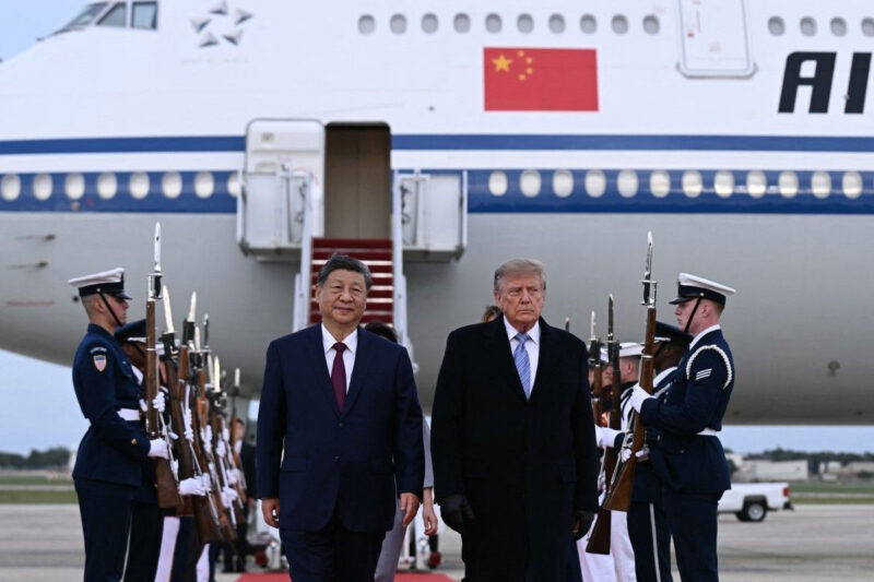 Presiden AS Donald Trump menyambut Presiden China Xi Jinping saat tiba di Pangkalan Gabungan Andrews di Maryland pada 23 September 2026. Xi melakukan kunjungan ke Amerika Serikat mulai tanggal 23 hingga 25 September.(BRENDAN SMIALOWSKI)
