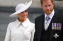 Meghan Duchess of Sussex (kiri) dan Pangeran Harry Duke of Sussex (kanan) setelah menghadiri perayaan National Service of Thanksgiving untuk Ratu Elizabeth II di Katedral Saint Paul di London, 3 Juni 2022.(AFP/POOL/DANIEL LEAL)
