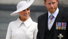 Meghan Duchess of Sussex (kiri) dan Pangeran Harry Duke of Sussex (kanan) setelah menghadiri perayaan National Service of Thanksgiving untuk Ratu Elizabeth II di Katedral Saint Paul di London, 3 Juni 2022.(AFP/POOL/DANIEL LEAL)