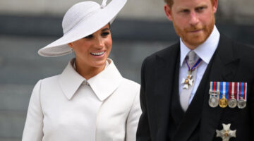 Meghan Duchess of Sussex (kiri) dan Pangeran Harry Duke of Sussex (kanan) setelah menghadiri perayaan National Service of Thanksgiving untuk Ratu Elizabeth II di Katedral Saint Paul di London, 3 Juni 2022.(AFP/POOL/DANIEL LEAL)