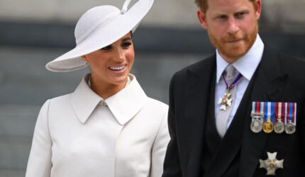 Meghan Duchess of Sussex (kiri) dan Pangeran Harry Duke of Sussex (kanan) setelah menghadiri perayaan National Service of Thanksgiving untuk Ratu Elizabeth II di Katedral Saint Paul di London, 3 Juni 2022.(AFP/POOL/DANIEL LEAL)