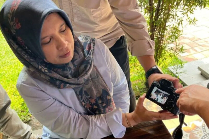 Anggota Ombudsman RI Syafrida Rachmawati Rasahan menunjukkan dokumentasi sidak di Lapas Kelas IIA Cibinong, Kabupaten Bogor, Jawa Barat, Rabu (23/9/2026). (M Fikri Setiawan)
