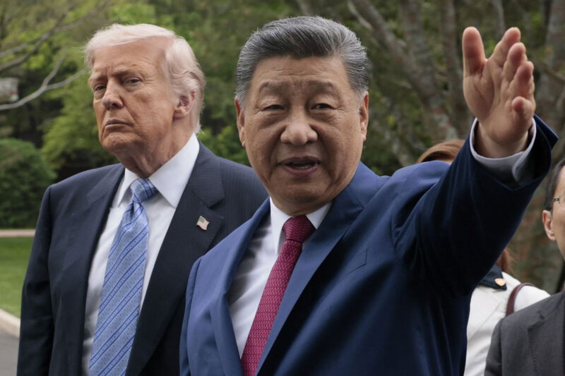 Presiden Tiongkok Xi Jinping (kanan) saat bertemu Presiden Amerika Serikat Donald Trump (kiri) di Taman Zhongnanhai, Beijing, 15 Mei 2026. (AFP/POOL/EVAN VUCCI)
