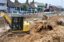 Alat berat bekerja meratakan lahan dan mengeluarkan tunggul pohon pinus setelah pohon berusia puluhan tahun ditebang untuk revitalisasi taman depan Kantor DPRD Kota Bukittinggi, Jumat (04/09/2026).(KOMPAS.COM/DHARMA HARISA)
