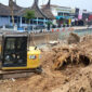 Alat berat bekerja meratakan lahan dan mengeluarkan tunggul pohon pinus setelah pohon berusia puluhan tahun ditebang untuk revitalisasi taman depan Kantor DPRD Kota Bukittinggi, Jumat (04/09/2026).(KOMPAS.COM/DHARMA HARISA)
