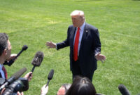 Presiden Amerika Serikat Donald Trump saat berbicara kepada media di South Lawn, Gedung Putih, Washington DC, 1 Mei 2026.(XINHUA/LI YUANQING)
