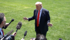 Presiden Amerika Serikat Donald Trump saat berbicara kepada media di South Lawn, Gedung Putih, Washington DC, 1 Mei 2026.(XINHUA/LI YUANQING)
