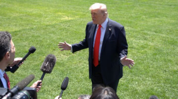 Presiden Amerika Serikat Donald Trump saat berbicara kepada media di South Lawn, Gedung Putih, Washington DC, 1 Mei 2026.(XINHUA/LI YUANQING)
