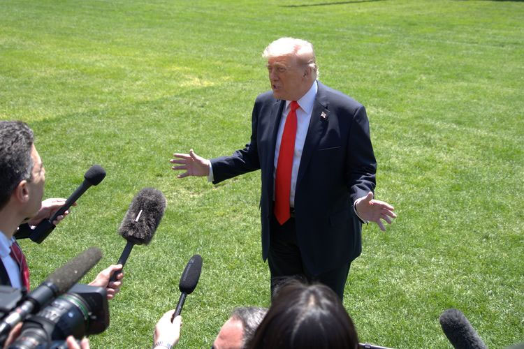 Presiden Amerika Serikat Donald Trump saat berbicara kepada media di South Lawn, Gedung Putih, Washington DC, 1 Mei 2026.(XINHUA/LI YUANQING)
