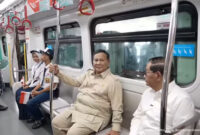 Presiden RI Prabowo Subianto bersama Gubernur DKI Jakarta Pramono Anung naik LRT rute Kelapa Gading-Manggarai pada Rabu (16/9/2026)(YouTube Sekretariat Presiden)
