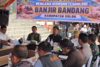 Wakil Presiden (Wapres) Gibran Rakabuming dalam rapat bersama Kepala BNPB Letjen TNI Suharyanto dan jajaran Forkopimda di Solok, pada Jumat (25/9/2026)(KOMPAS.com/Rahel)
