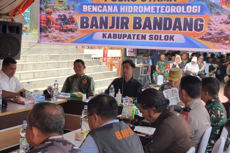 Wakil Presiden (Wapres) Gibran Rakabuming dalam rapat bersama Kepala BNPB Letjen TNI Suharyanto dan jajaran Forkopimda di Solok, pada Jumat (25/9/2026)(KOMPAS.com/Rahel)
