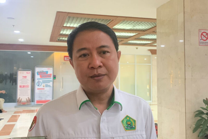 Direktur Jenderal Penyelenggaraan Haji dan Umrah (Dirjen PHU) Kementerian Agama (Kemenag) Hilman Latief saat ditemui awak media di Gedung DPR RI, Senayan, Jakarta Pusat, Senin (24/2/2025).(KOMPAS.com/FIRDA JANATI)
