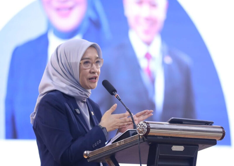 Menteri PANRB Rini Widyantini menyampaikan paparan dalam Studium Generale Fakultas Hukum Universitas Padjadjaran di Bandung, Selasa (8/9/2026). (DOK. Kementerian PANRB)
