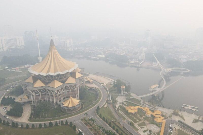 Kabut asap menyelimuti kawasan sekitar Gedung Dewan Undangan Negeri Sarawak di Kuching, ibu kota Negara Bagian Sarawak, Malaysia, pada 1 September 2026. Kualitas udara di Sarawak memburuk akibat asap dari kebakaran hutan di Indonesia, yang turut memicu gangguan pernapasan dan membuat warga menggunakan masker pelindung. (AFP)
